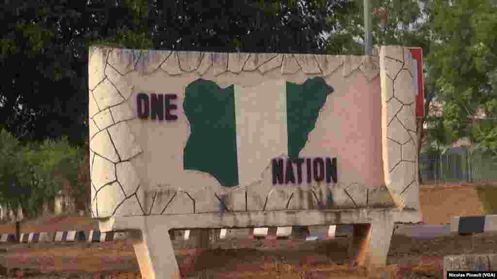 "One Nation" (une nation), panneau célébrant l'unité du Nigeria, dans le parc Unity Fountain à Abuja, le 7 mars 2016. (VOA/Nicolas Pinault)
