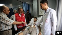 Ông Francesco Rocca (áo đỏ), chủ tịch Hội Chữ Thập đỏ và Trăng Lưỡi liềm đỏ Quốc tế (IFRC) thăm một người Palestin bị thương tại Khan Yunis dải Gaza ngày 2/5/2018.