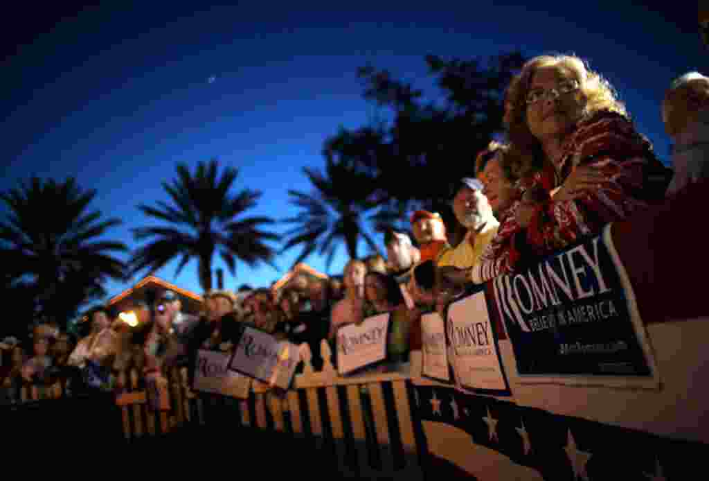 Para pendukung menunggu kedatangan Mitt Romney pada sebuah acara kampanye di Lake Sumter Landing, Florida, 30 Januari 2012 (AP).