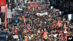 Антиправителоьственная демонстрация в Марселе на юге Франции 