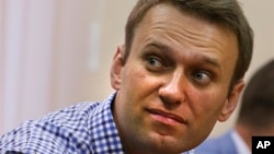 Pemimpin oposisi Rusia Alexei Navalny mendengarkan keputusan juri di pengadilan kota Kirov, Rusia (18/7). 