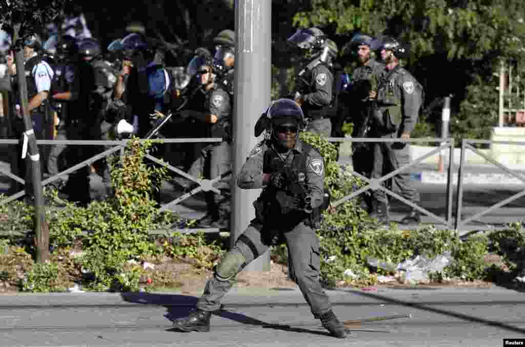 An Israeli border police officer takes up position during clashes with Palestinian stone-throwers in Shuafat, an Arab suburb of Jerusalem, July 2, 2014. 