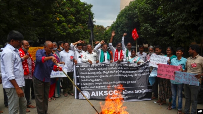 Para petani India berdemo memprotes pembunuhan empat petani di negara bagian Uttar Pradesh, Hyderabad, India, 4 Oktober 2021. Para petani itu ditabrak oleh mobil milik Menteri Dalam Neger Junior Ajay Mishra