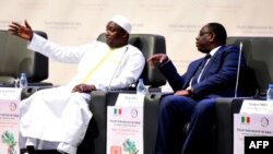 Le président gambien Adam Barrow et le président sénégalais Macky Sall lors de la cérémonie d'ouverture de la 5ème édition du forum sur la sécurité en Afrique, à Diamniadio, dans la banlieue de Dakar, le 5 novembre 2018.