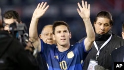 Lionel Messi chào người hâm mộ vào cuối trận giao hữu với Trinidad và Tobago ở Buenos Aires, Argentina, 4/6/2014.