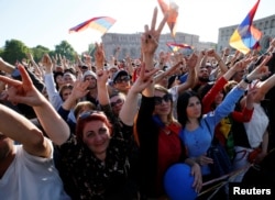 Supporters of Armenian opposition leader Nikol Pashinyan react as they watch a live broadcast of a parliament session to elect an interim prime minister in central Yerevan, Armenia, May 1, 2018.