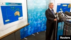 John Young, direktur Otorita Keselamatan Maritim Australia melaporkan tentang perkembangan pencarian pesawat MH370 dalam sebuah jumpa pers di Canberra (20/3).