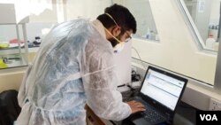 پاکستان کے نیشنل انسٹی ٹیوٹ آف ہیلتھ میں کرونا وائرس کے ٹیسٹ کیے جا رہے ہیں۔ 16 مارچ 2020