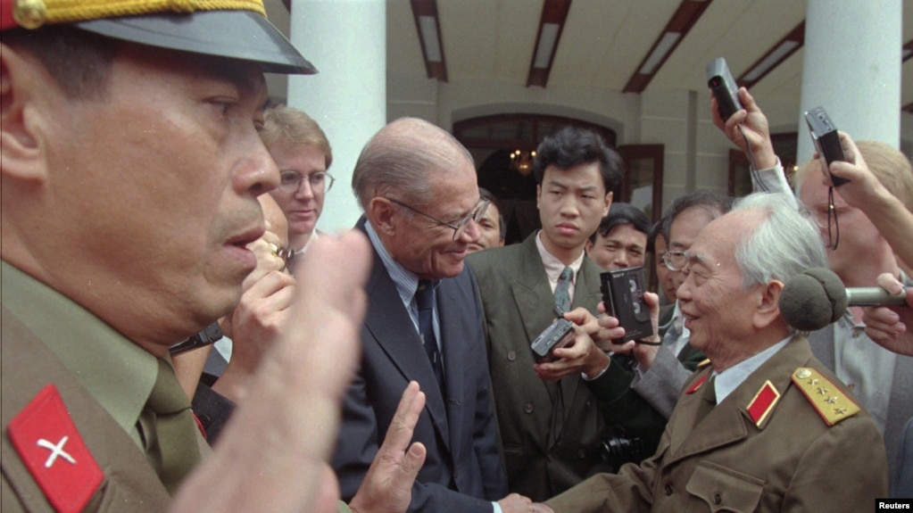 Hình minh họa: Tướng Võ Nguyên Giáp tiếp cựu Bộ Trưởng McNamara. Pew cho rằng con số 70% người ủng hộ quân đội cầm quyền tại Việt Nam có thể là do sự “hoài niệm quá khứ.”