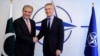 Bộ trưởng Ngoại giao Pakistan Shah Mahmood Qureshi (trái) bắt tay Tổng thơ ký Nato Jens Stoltenberg tại trụ sở NATO ở Brussels.ngày 24/6/2019.