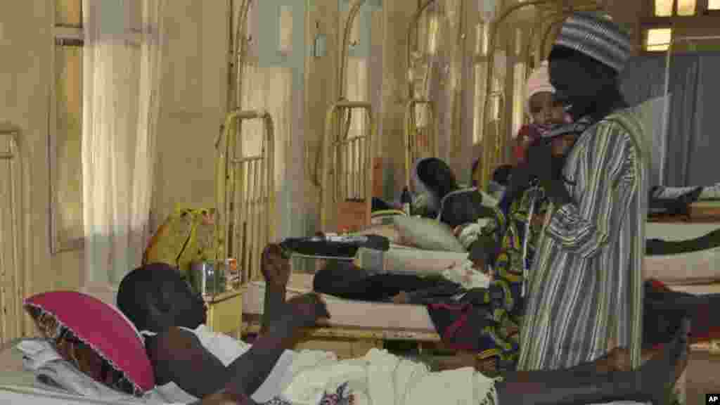 Des victimes de l&#39;explosion d&#39;une bombe à la mosquée centrale reçoivent un traitement à l&#39;hôpital spécialisé Murtala Muhammed, à Kano, au Nigeria, samedi 29 novembre, 2014. 