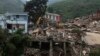 2014年8月5日,鏟土機在雲南昭通魯甸縣的地震災區現場清除廢墟，尋找遇難者遺體。 