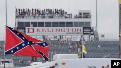 El emblema de la bandera confederada era el empleado por los estados del sur, pro esclavistas, durante la Guerra Civil de Estados Unidos.