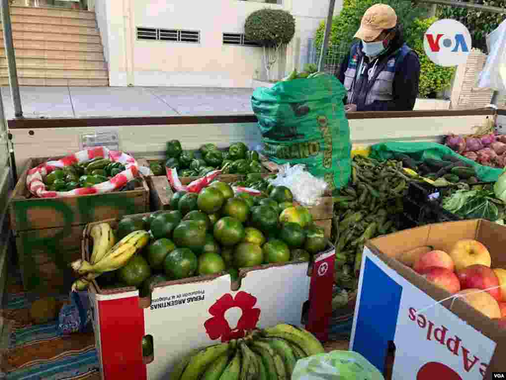 Los más afortunados tienen dinero para poder acudir a los supermercados o mercados populares y comprar lo necesario para una semana. Otros ven cómo resuelven su jornada.&nbsp;[Foto: Fabiola Chambi, VOA]