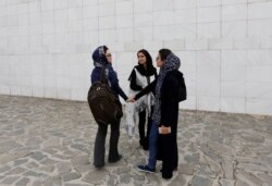 Mahasiswa perempuan American University of Afghanistan mengobrol satu sama lain saat mereka tiba untuk sesi orientasi baru di American University di Kabul, Afghanistan 27 Maret 2017. (Foto: REUTERS/Mohammad Ismail)