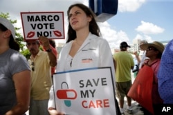 La estudiante de medicina, Rebecca Tanenbaum protesta en Miami contra la iniciativa de salud republicana frente a la oficina del Senador Marco Rubio, republicanopor Florida. Junio 28, 2017.
