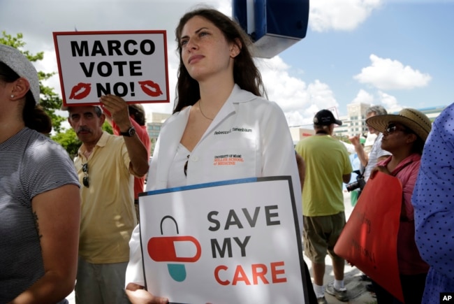 La estudiante de medicina, Rebecca Tanenbaum protesta en Miami contra la iniciativa de salud republicana frente a la oficina del Senador Marco Rubio, republicanopor Florida. Junio 28, 2017.