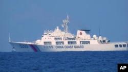지난 4월 필리핀 해안경비대가 남중국해 자국 경비선에서 촬영한 중국 해안경비선 사진을 공개했다.