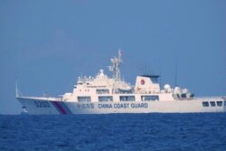 Kapal Penjaga Pantai China terlihat berpatroli di Laut China Selatan, diambil sekitar 13-14 April 2021. (Foto: AP)
