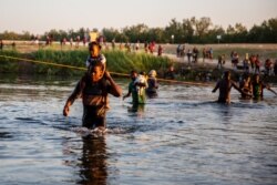 After days sleeping under the heat, Haitian migrants are taking their chances on the Mexican side of the border. (Stephania Corpi/VOA)