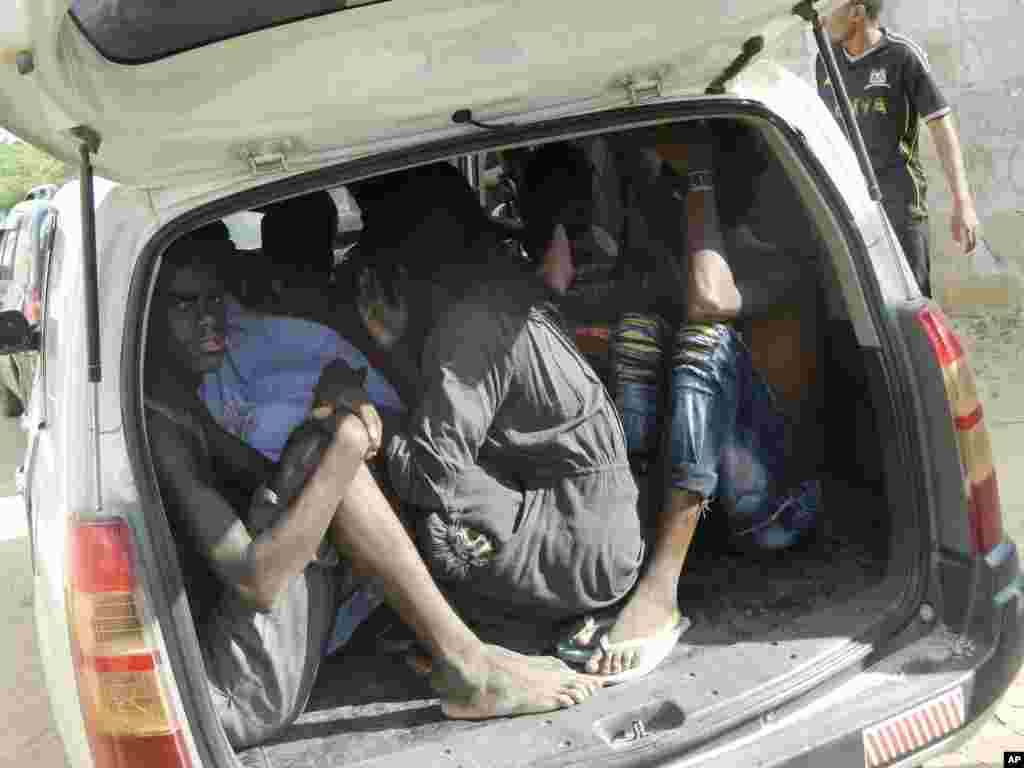 Para mahasiswa Garissa University College berlindung dalam mobil setelah melarikan diri dari serangan bersenjata di kampus mereka di Garissa, Kenya (2/4).