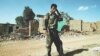 Un soldat érythréen dans la ville érythréenne détruite de Zalambessa, à 136 km de la capitale Asmara, le 24 mai 2000.