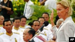 Foreign judge Agnieszka Klonowiecka-Milart takes an oath during the swearing in ceremony at the royal palace in Phnom Penh July 3, 2006. Top Buddhist priests swore in Cambodian and foreign judges on Monday for the trials of surviving Khmer Rouge leaders a