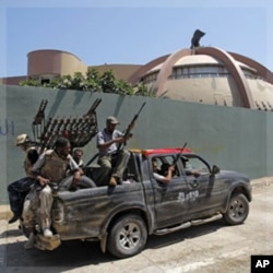 Des rebellesà l'intérieur de Bab al-Aziziya (24 août 2011)