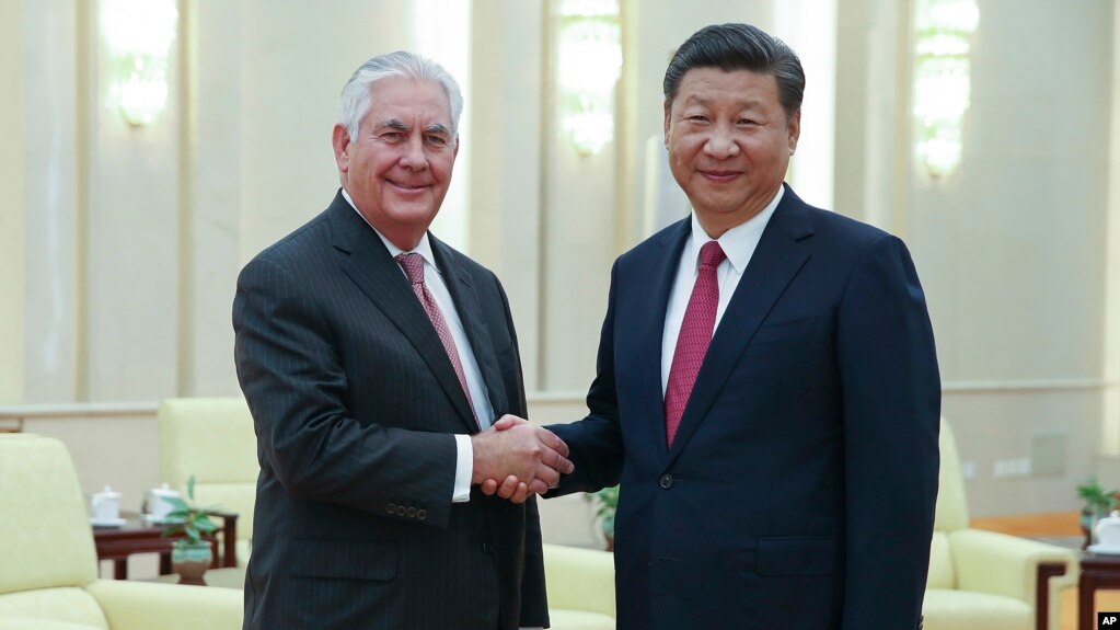 中国国家主席习近平在北京人民大会堂会晤到访的美国国务卿蒂勒森。(2017年9月30日)