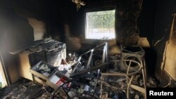 Keadaan konsulat AS yang dibakar dan diserang di Benghazi, Libya pada 2012. (Foto: Dok)