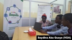 Ibrahima Kane et des stagiaires en formation que lui envoie l'Ecole supérieure polytechnique de Dakar, le 29 avril 2017. (VOA/Seydina Aba Gueye)