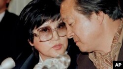 영화배우 최은희 씨와 남편 신상옥 감독이 미국 망명 직후인 지난 1986년 5월 워싱턴에서 기자회견을 하고 있다. 북한에 납치됐던 이들은 1986년 3월 오스트리아에 영화 촬영 차 방문했다가, 감시원을 따돌린 후 미국대사관으로 탈출했다.