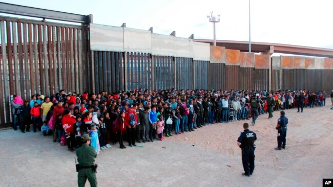 Foto de archivo que muesta a cientos de migrantes en la frontera en El Paso, Texas.