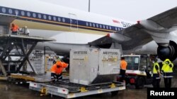 Gelombang pertama vaksin COVID-19 produksi Pfizer-BioNTech diturunkan dari pesawat setibanya di Auckland, Selandia Baru, 15 Februari 2021. (Foto: Kementerian Kesehatan Selandia Baru via REUTERS)