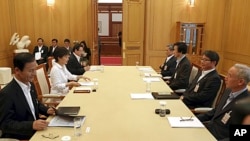 ທ່ານນາງ Park Geun-hye, ປະທານາທິບໍດີເກົາຫລີໃຕ້, ປະຊຸມກັບຄະນະເຈົ້າໜ້າທີ່ຄວາມໝັ້ນຄົງ ເພື່ອຫາລືກັນ ເລື້ອງກອງປະຊຸມລະຫວ່າງເໜືອແລະໃຕ້, ວັນທີ 10 ມິຖຸນາ 2013ມ ທີ່ທໍານຽບປະທານາທິບໍດີ ໃນນະຄອນຫລວງໂຊລ. 
