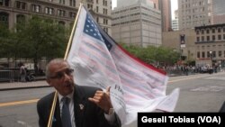 Germano Rivera conversa con todos los visitantes que llegan al sitio en donde cayeron las Torres Gemelas, en Nueva York, en busca de respuestas.