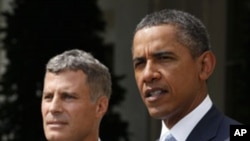 U.S. President Barack Obama (R) announces that Alan Krueger (L) will serve as the Chairman of the White House Council of Economic Advisers, in the Rose Garden of the White House, Washington, D.C., August 29, 2011.