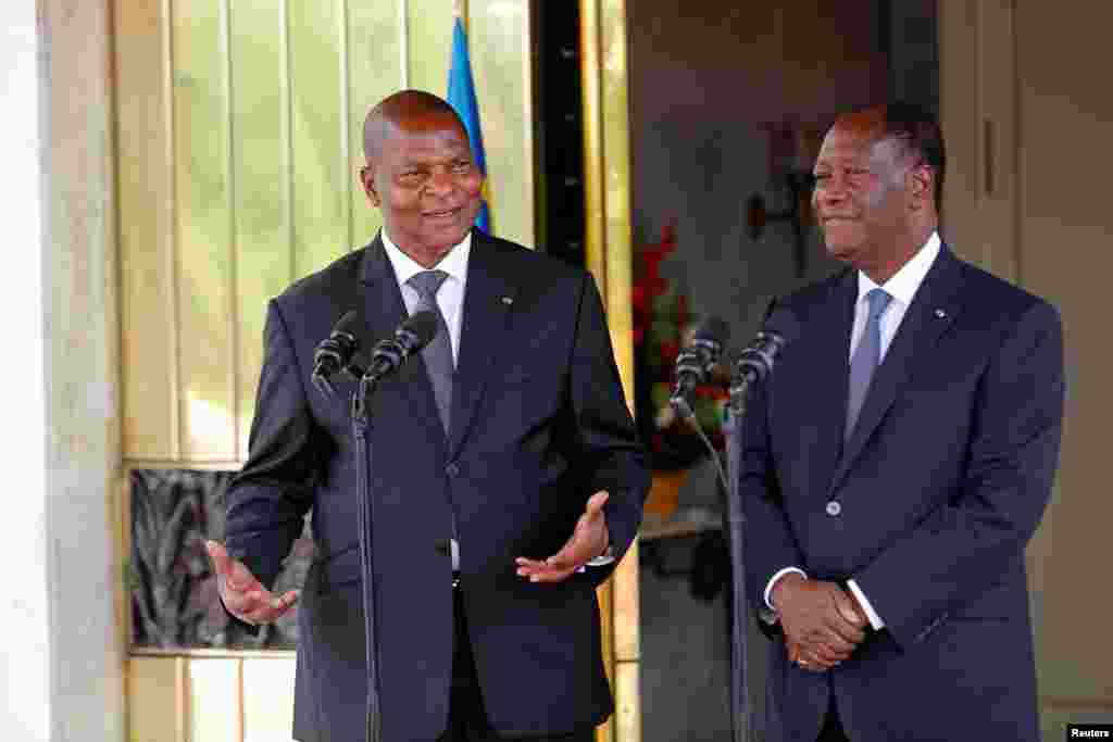 Le président centrafricain Faustin-Archange Touadéra et le président ivoirien Alassane Ouattara lors d'une conférence de presse à Abidjan, Côte d'Ivoire, le 7 novembre 2016.