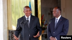 Le président centrafricain Faustin-Archange Touadéra et le président ivoirien Alassane Ouattara lors d'une conférence de presse à Abidjan, Côte d'Ivoire, le 7 novembre 2016.