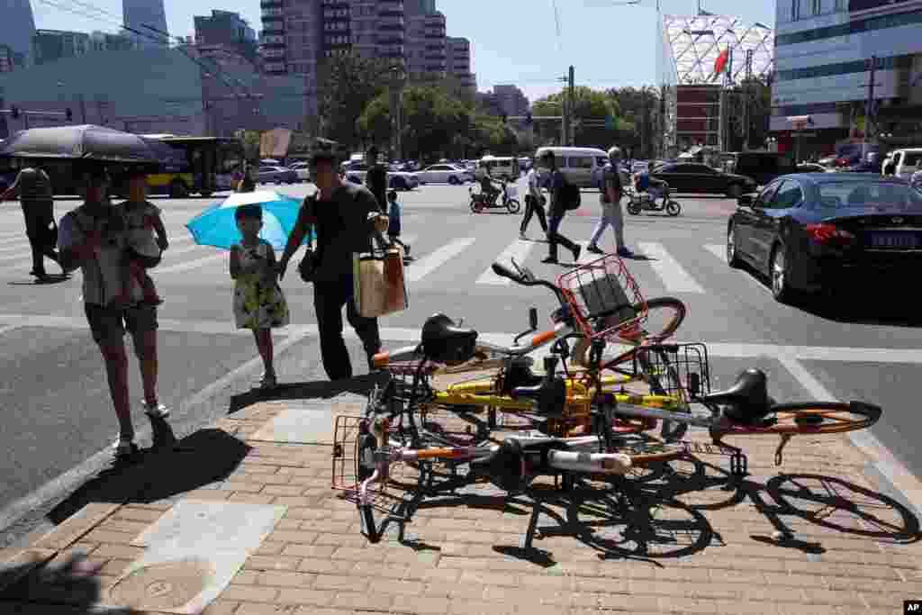 انباشته شدن دوچرخه های اجاره ای شرکت های خصوصی در چین در پیاده روها، مسیر رفت و آمد عابران را مسدود کرده است.
