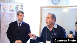 ئارێز داراپوور، چالاکی سیاسی