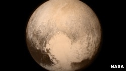 Pluto hampir memenuhi bingkai gambar dari Long Range Reconnaissance Imager (LORRI) yang dimuat dalam wahana angkasa New Horizons milik NASA, dalam foto yang diambil 13 Juli 2015, ketika wahana angkasa ini berada pada jarak 768.000 kilometer dari permukaan planet (foto: NASA/APL/SwRI)