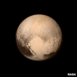 ດາວ Pluto ເກືອບເຕັມຂອບຮູບພາບ ທີ່ຖ່າຍ ຈາກກ້ອງ Long Range Reconnaissance Imager (LORRI) ຢູ່ເຖິງຍານອະວະກາດ New Horizons ຂອງ NASA ໃນວັນທີ 13 ກໍລະກົດ 2015, ເມື່ອຍານບິນຫ່າງຈາກພື້ນດາວ 476,000 ມາຍ (768,000 ກິໂລແມັດ).