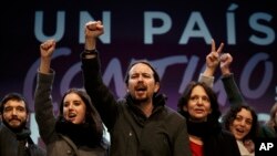 Pablo Iglesias, centro, y otros dirigentes del partido izquierdista Podemos, celebran los resultados electorales del domingo en España.