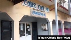 Un cybercafé au quartier Louis à Libreville, Gabon, le 31 janvier 2022 (VOA/Ismael Obiang Nze)