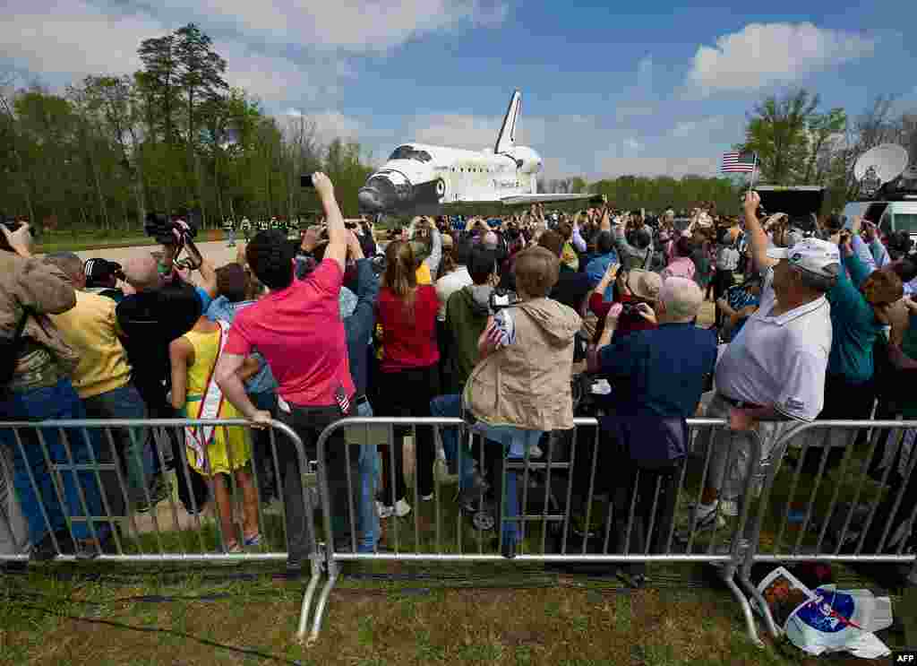 Space shuttle Discovery is rolled toward the transfer ceremony at the Steven F. Udvar-Hazy Center. (NASA/Carla Cioffi)