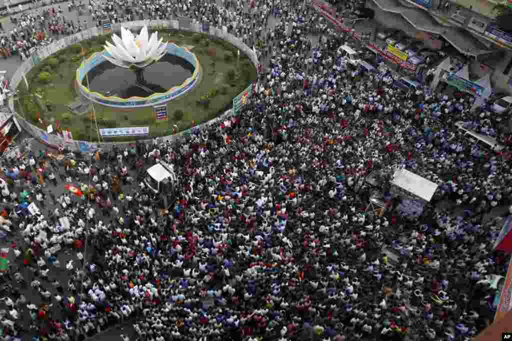 Bangladesh’s ruling party supporters and others gather for a protest in Dhaka, Bangladesh, Feb. 27, 2013.