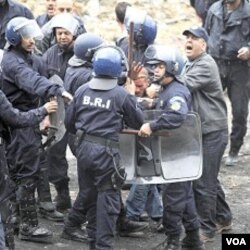 Polisi anti-huru-hara Aljazair menahan seorang demonstran di Oued Koriche, Algiers, Kamis (23/4).