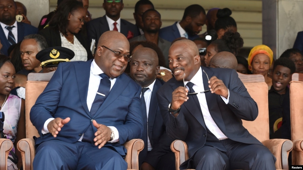 Le président sortant Joseph Kabila, à droite, et son succésseur Félix Tshsiekedi lors de l'investiture au Palais de la nation, Kinshasa, 24 janvier 2019.