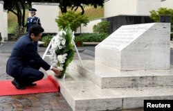 Şinzo Abe Honolulu'daki Ulusal Anıt Mezarlığı'na çelenk bırakırken